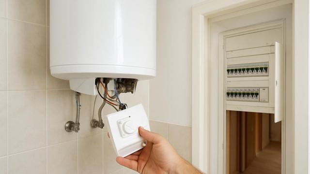 Bojler ze zdjętą osłoną dolną i widocznym termostatem
