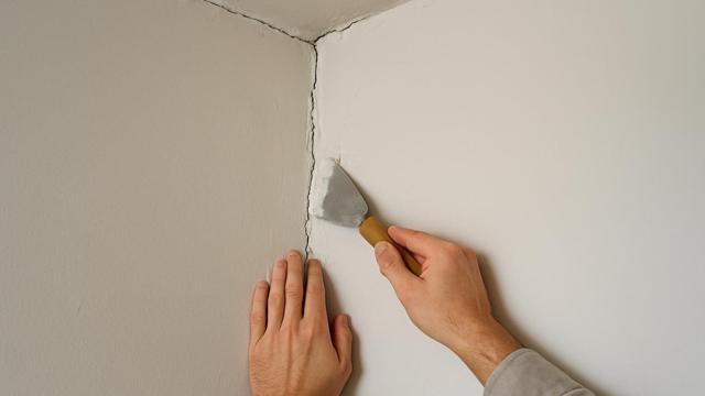 Pionowa szczelina w narożniku i pęknięcie pod sufitem