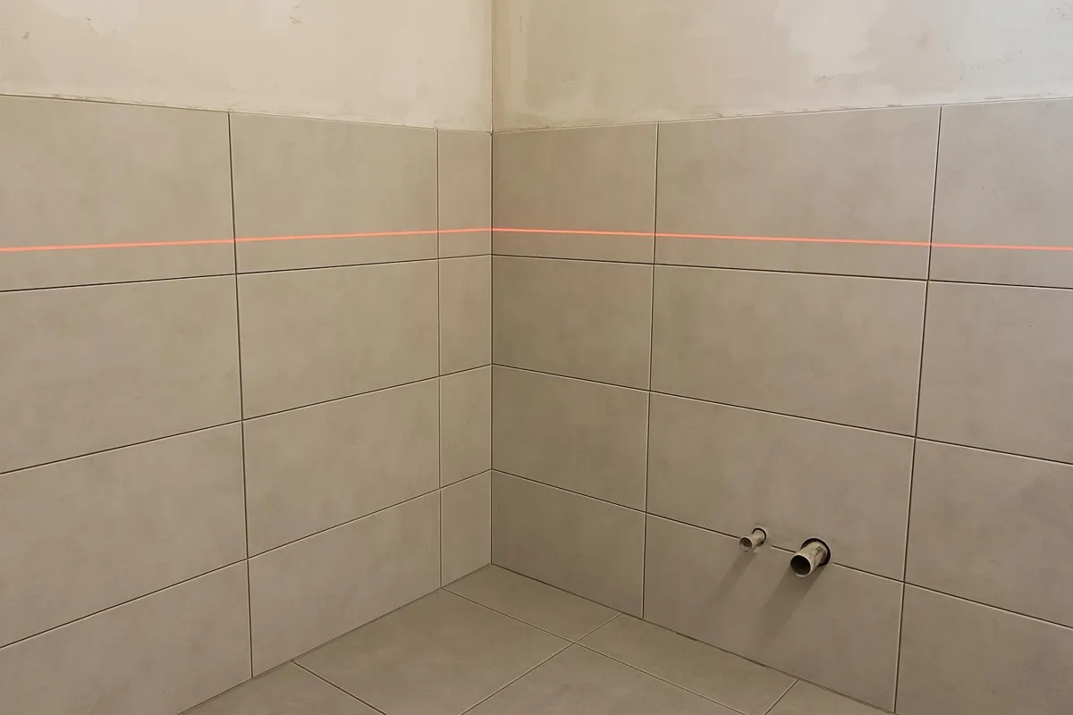 Linie lasera 360° na trzech ścianach w narożniku łazienki