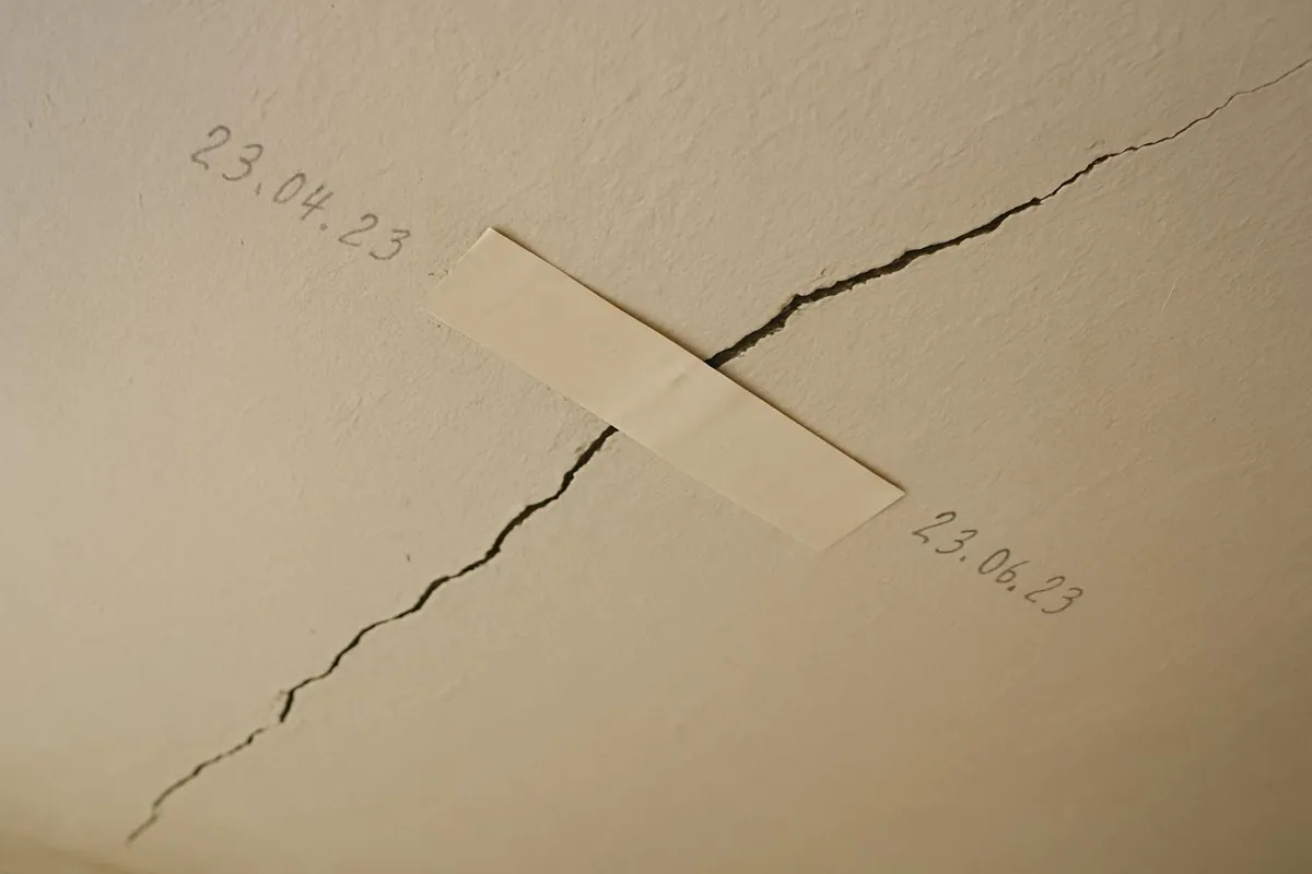 Oznaczenie końców rysy ołówkiem i plomba z papieru