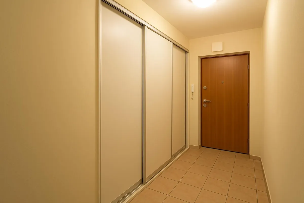 Szyny górna i dolna systemu drzwi przesuwnych we wnęce