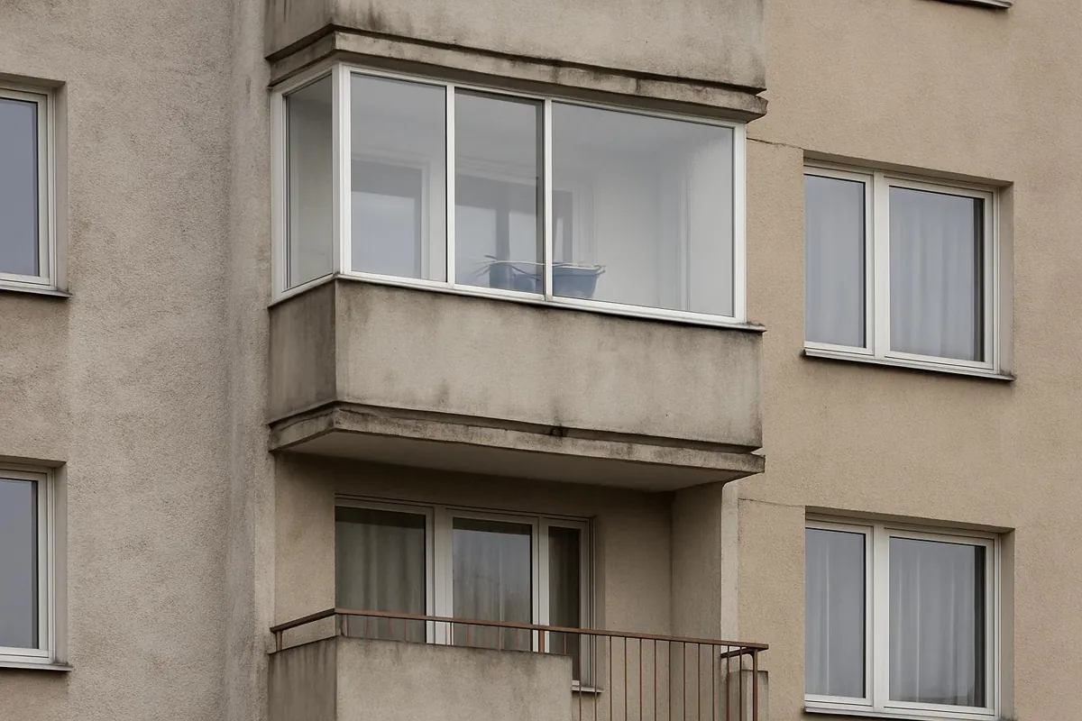 Zabudowany balkon z uchyloną szybą wentylacyjną i suszarką